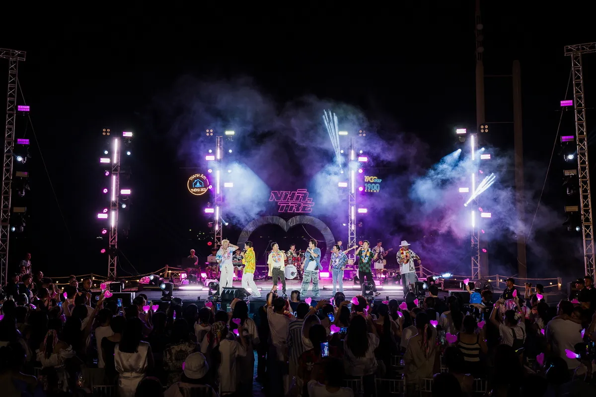Liveshow của Nhà trẻ tặng khán giả nhiều món quà âm nhạc, thủ lĩnh Đinh Tiến Đạt hé lộ ca khúc mới về gia đình - Ảnh 2.