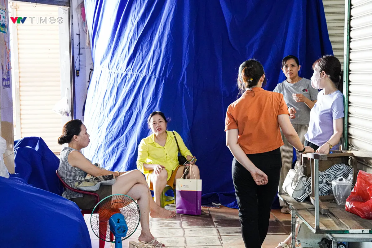 Hàng trăm ki ốt tại chợ Đồng Hới đồng loạt đóng cửa - Ảnh 3.