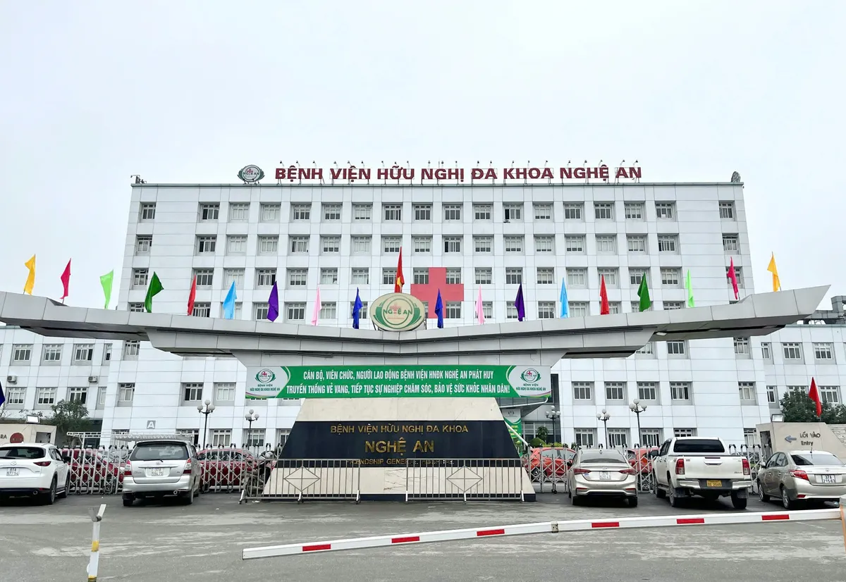Công an làm việc với người đàn ông tấn công nhân viên y tế tại Nghệ An - Ảnh 1.