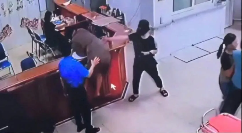 Nữ nhân viên y tế bị người đàn ông chồm qua bàn tát: Sự việc gây phẫn nộ trong cộng đồng Nữ nhân viên y tế bị người đàn ông chồm qua bàn tát: Sự việc gây phẫn nộ trong cộng đồng