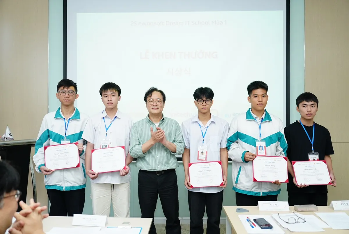 Bế giảng “Ewoosoft Dream IT School” 2025: Khởi đầu đam mê công nghệ cho giới trẻ Thái Nguyên - Ảnh 4.