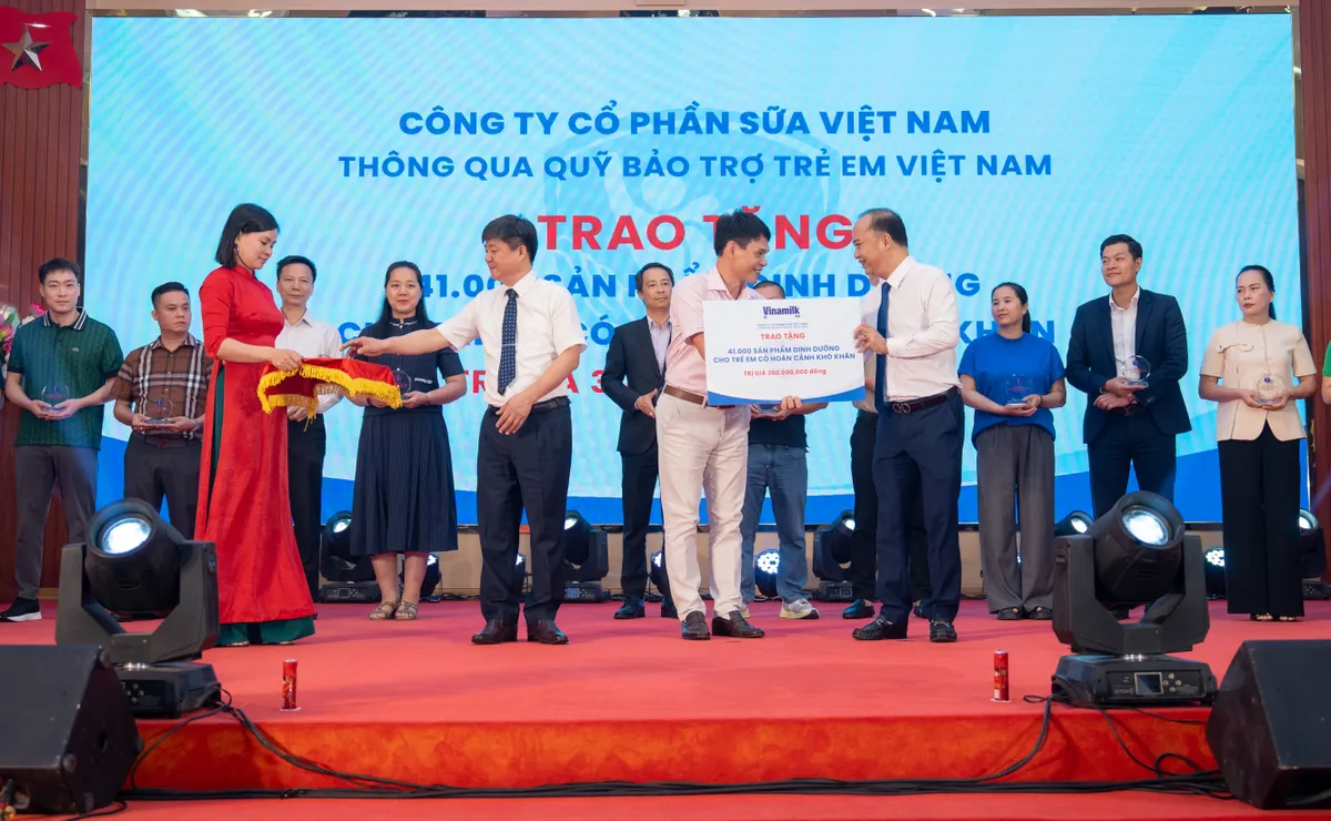 Trao tặng gần 70.000 hộp sữa nhân dịp 1/6, Vinamilk khởi đầu tháng hành động vì trẻ em nhiều ý nghĩa - Ảnh 1.