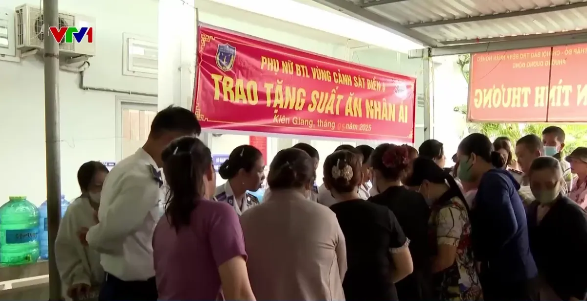 Những chiến sĩ tận tâm trên vùng biển Tây Nam - Ảnh 1.