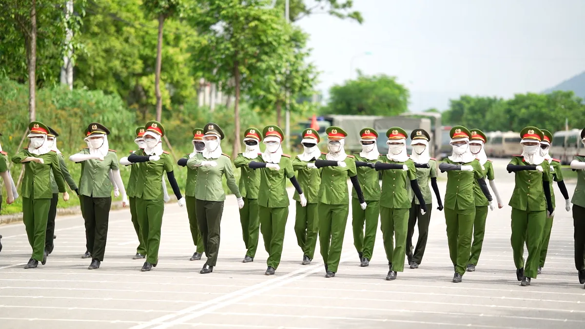 Rèn kỷ luật, vững khí thế: Khối nữ chiến sĩ cảnh sát giao thông tập điều lệnh A80 tại Hòa Lạc - Ảnh 3.