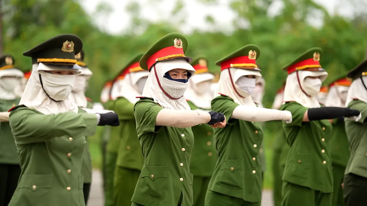Rèn kỷ luật, vững khí thế: Khối nữ chiến sĩ cảnh sát giao thông tập điều lệnh A80 tại Hòa Lạc - Ảnh 4.