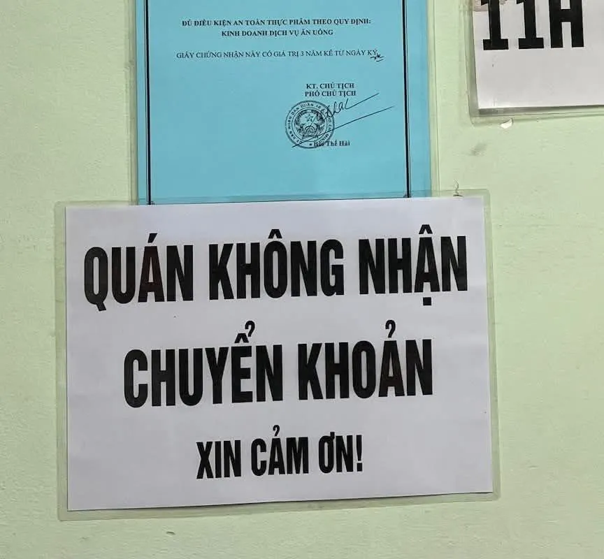 Nhiều cửa hàng chỉ nhận tiền mặt, nếu chuyển khoản thêm thuế 8%