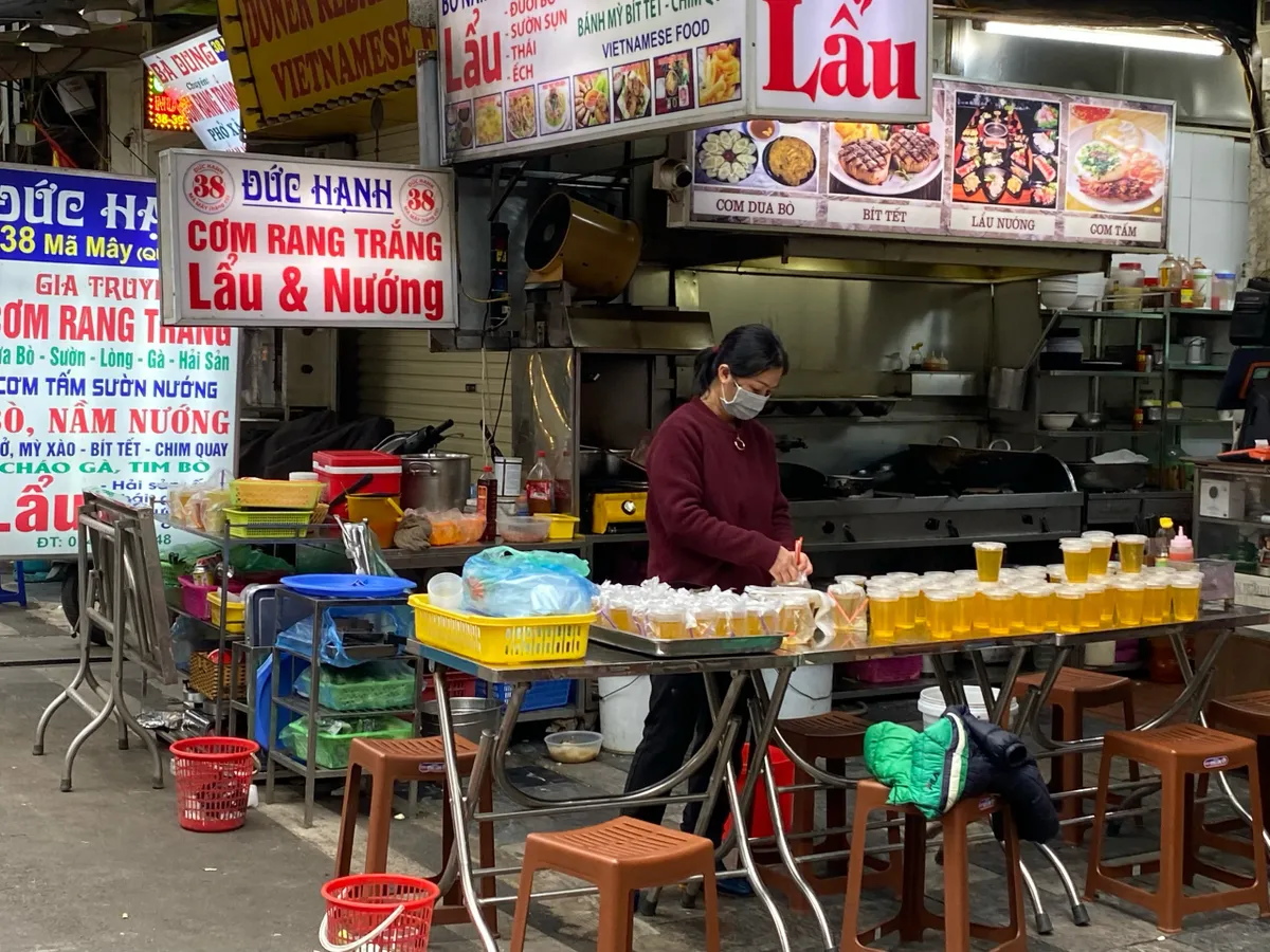 Nhiều cửa hàng chỉ nhận tiền mặt, nếu chuyển khoản thêm thuế 8% - Ảnh 1.