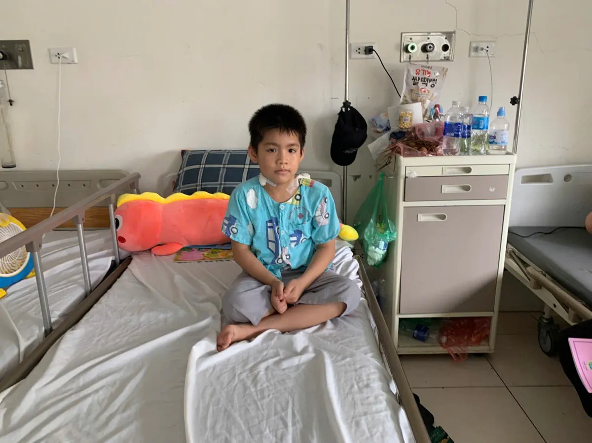 Xúc động ngày cháu bé 7 tuổi mắc tim bẩm sinh được ra viện - Ảnh 1.