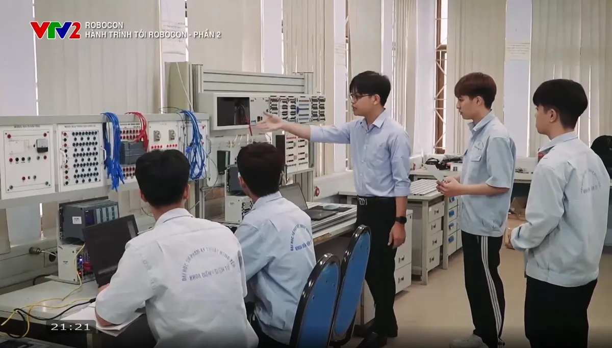 Nhà vô địch Robocon trở về giảng đường để truyền lửa đam mê kỹ thuật - Ảnh 2. Nhà vô địch Robocon trở về giảng đường để truyền lửa đam mê kỹ thuật - Ảnh 2.
