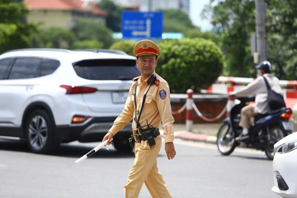 CSGT Hà Nội căng mình đội nắng điều tiết giao thông - Ảnh 5. CSGT Hà Nội căng mình đội nắng điều tiết giao thông - Ảnh 5.