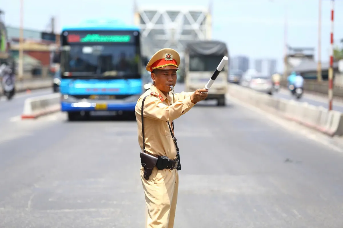 CSGT Hà Nội căng mình đội nắng điều tiết giao thông - Ảnh 4. CSGT Hà Nội căng mình đội nắng điều tiết giao thông - Ảnh 4.