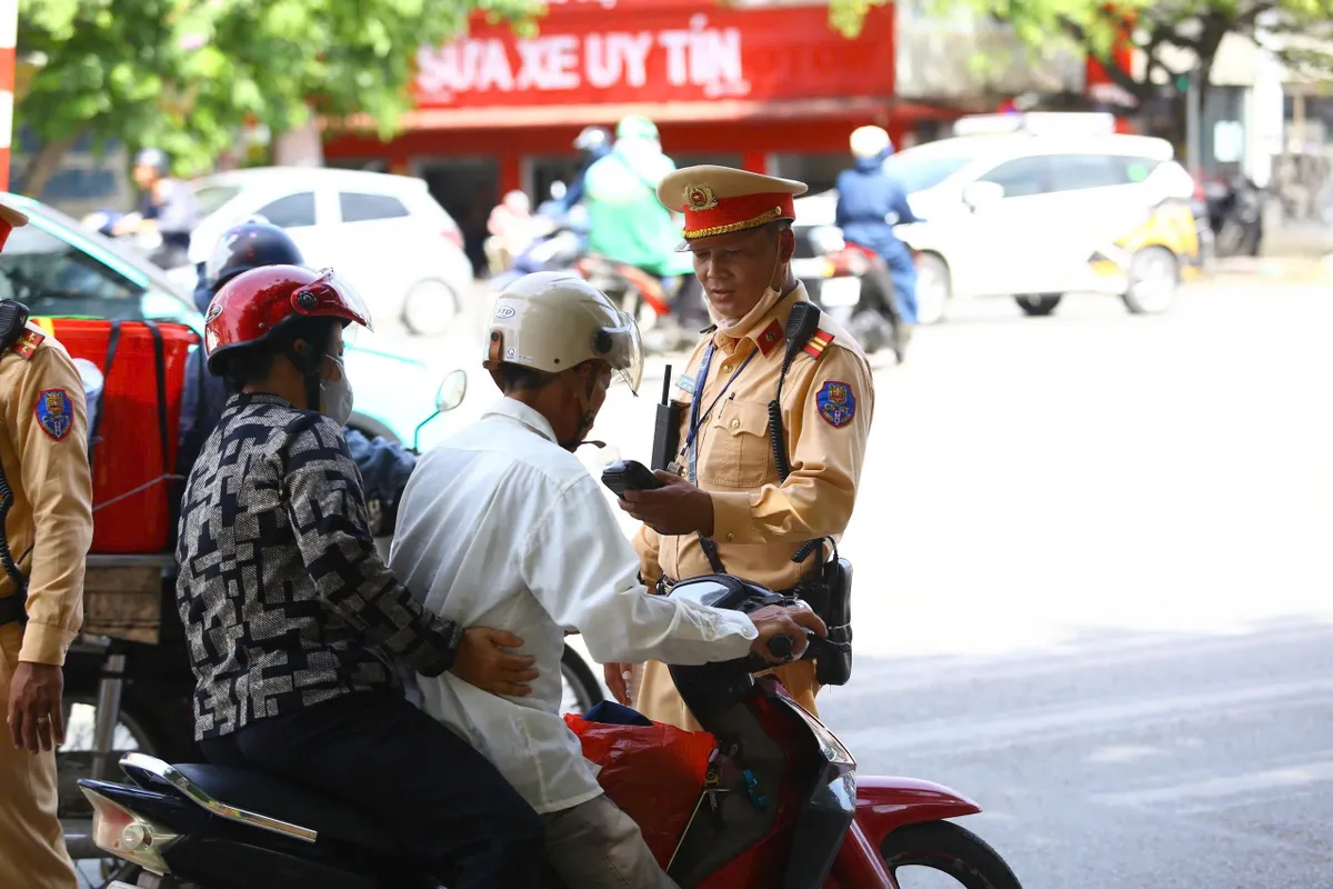 CSGT Hà Nội căng mình đội nắng điều tiết giao thông - Ảnh 2. CSGT Hà Nội căng mình đội nắng điều tiết giao thông - Ảnh 2.