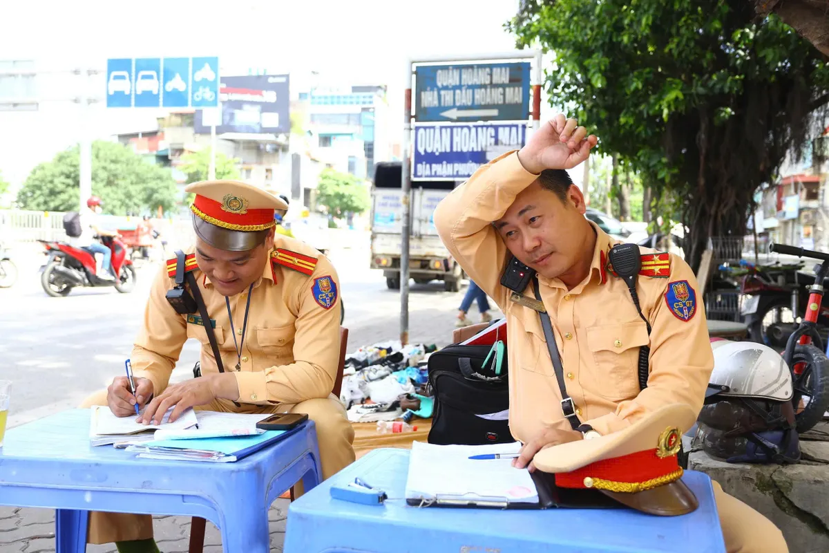 CSGT Hà Nội căng mình đội nắng điều tiết giao thông - Ảnh 9. CSGT Hà Nội căng mình đội nắng điều tiết giao thông - Ảnh 9.