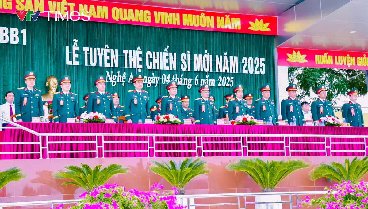 Sư đoàn 324 tổ chức lễ tuyên thệ chiến sĩ mới năm 2025 - Ảnh 1.