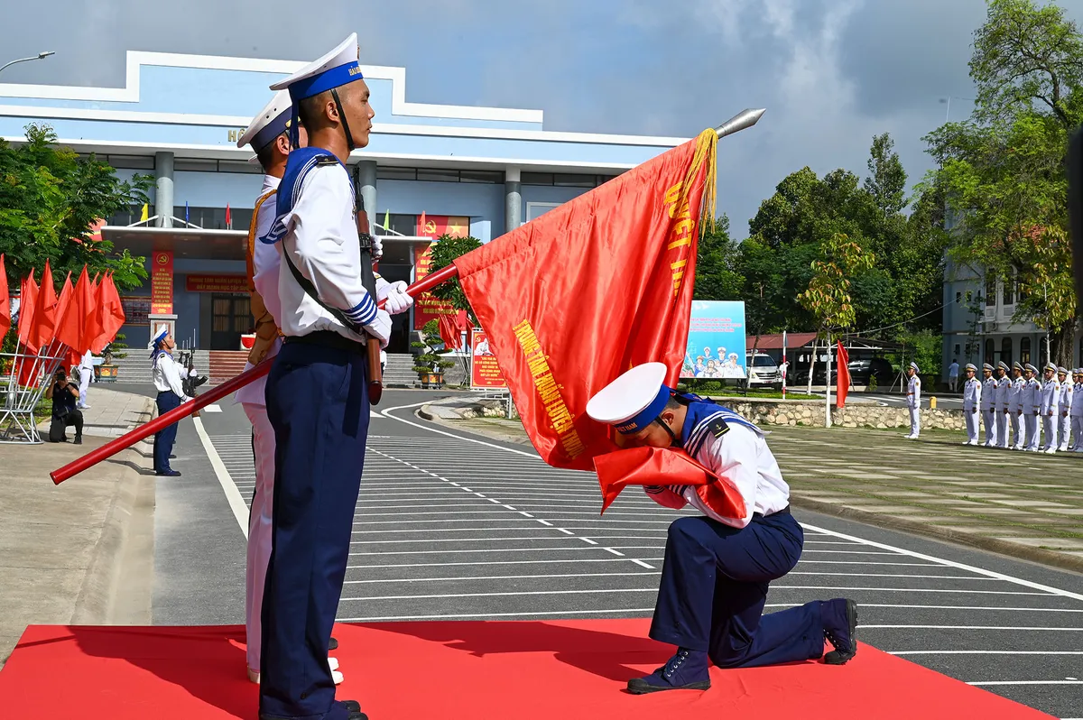 Chiến sĩ hải quân mới tuyên thệ dưới Quân kỳ Quyết thắng - Ảnh 3.