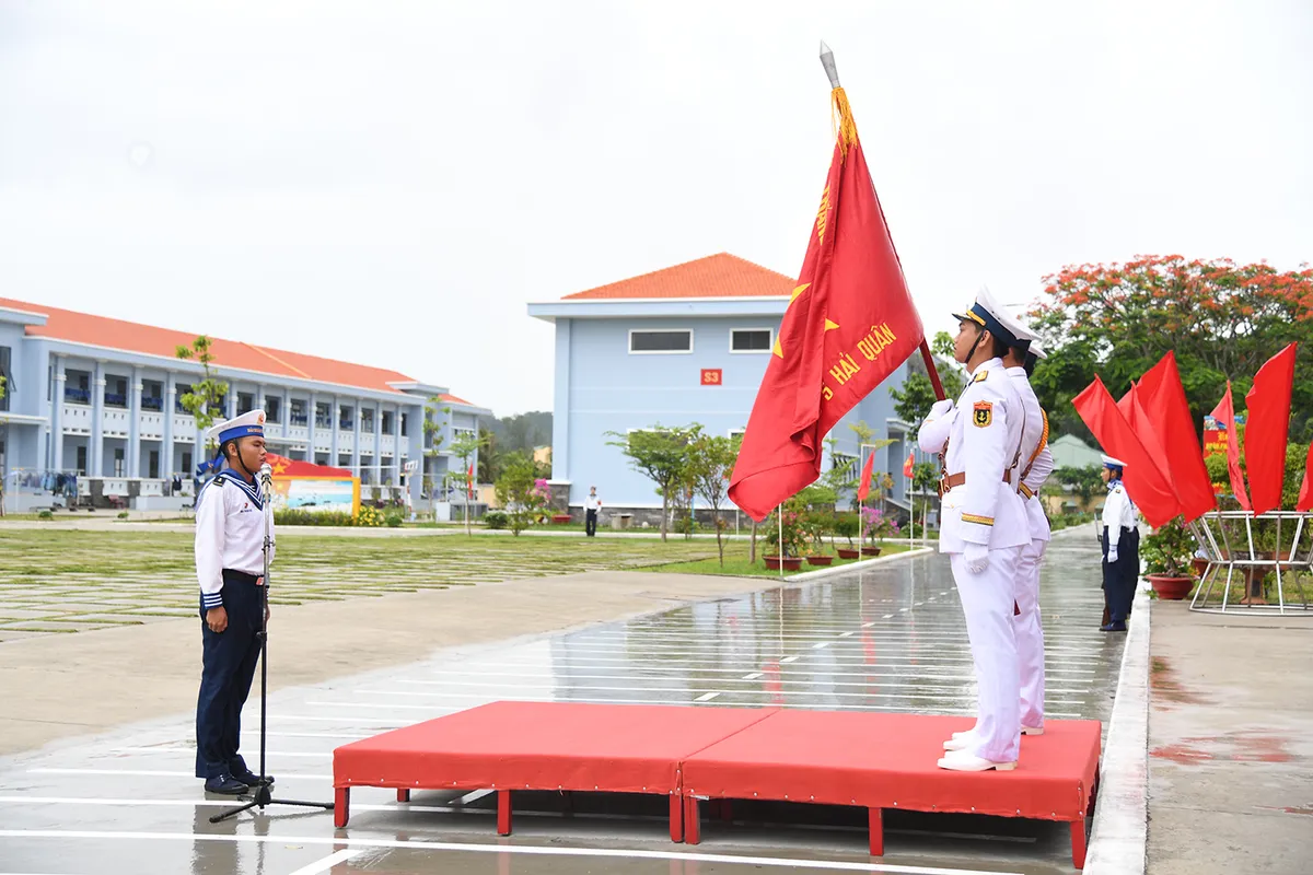 Chiến sĩ hải quân mới tuyên thệ dưới Quân kỳ Quyết thắng - Ảnh 7.