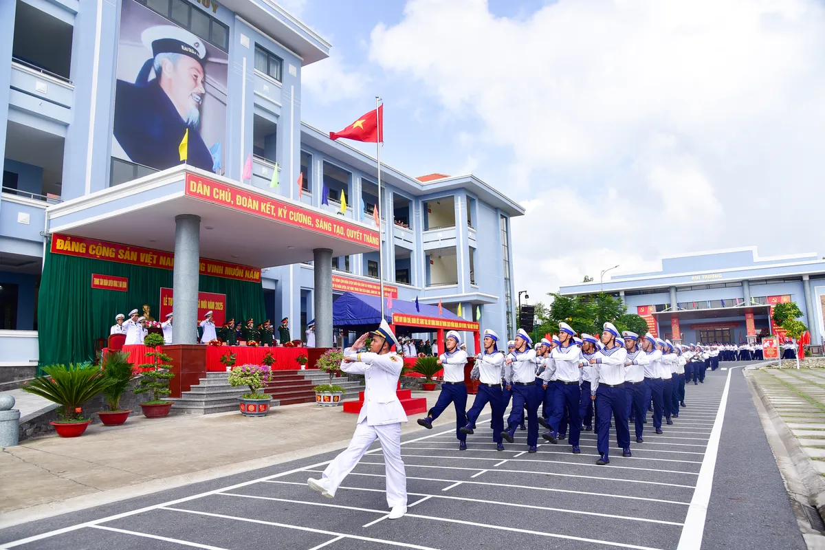 Chiến sĩ hải quân mới tuyên thệ dưới Quân kỳ Quyết thắng - Ảnh 4.