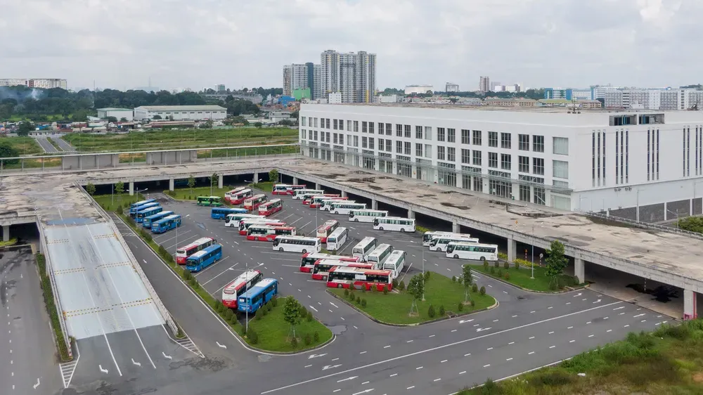 Bến xe Miền Đ&ocirc;ng,  nằm tr&ecirc;n Xa lộ H&agrave; Nội (TP Thủ Đức), gi&aacute;p với Dĩ An (B&igrave;nh Dương).