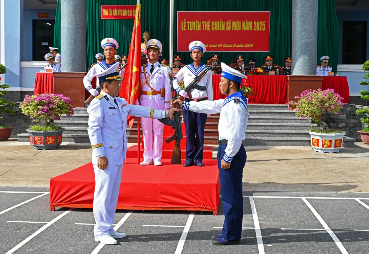 Chiến sĩ hải quân mới tuyên thệ dưới Quân kỳ Quyết thắng - Ảnh 6.