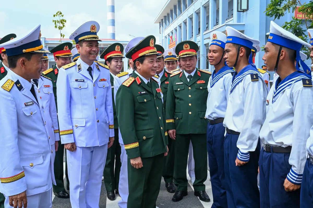 Chiến sĩ hải quân mới tuyên thệ dưới Quân kỳ Quyết thắng - Ảnh 1.