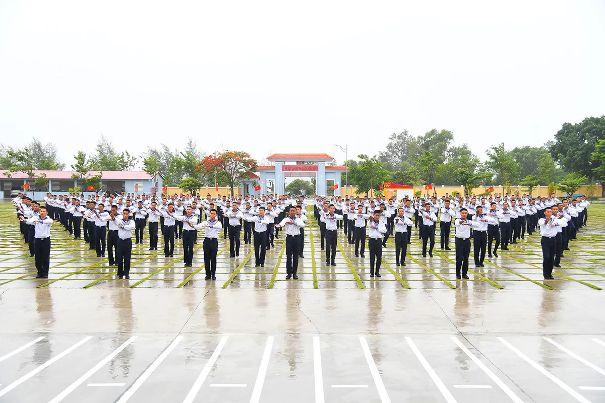 Chiến sĩ hải quân mới tuyên thệ dưới Quân kỳ Quyết thắng - Ảnh 9.