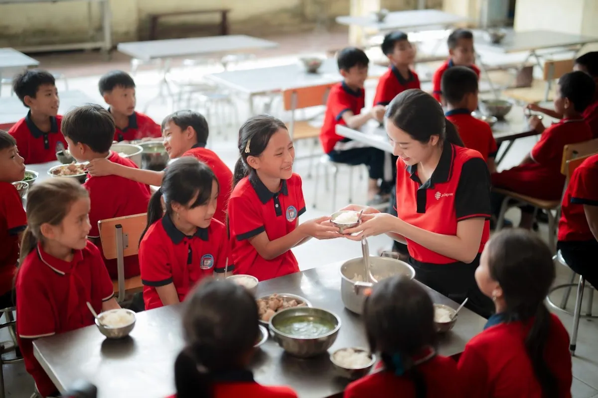 Gian bếp mới nơi vùng cao và những bữa cơm nuôi dưỡng ước mơ biết con chữ - Ảnh 4.