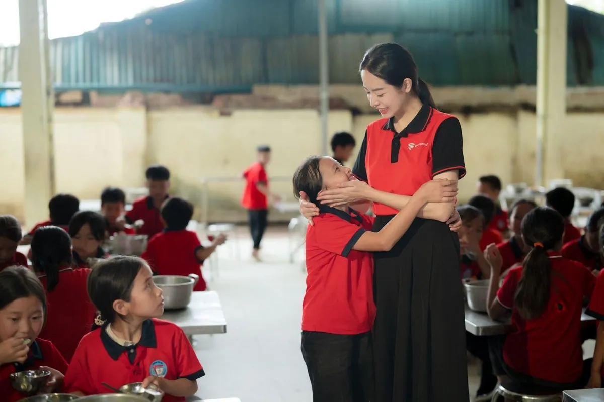 Gian bếp mới nơi vùng cao và những bữa cơm nuôi dưỡng ước mơ biết con chữ - Ảnh 1.
