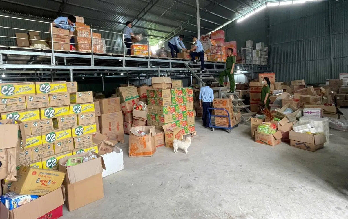Hơn 36.000 sản phẩm thực phẩm và giấy vệ sinh nhập lậu bị thu giữ tại Cao Bằng - Ảnh 1.