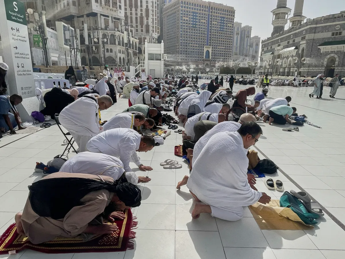 Bắt đầu lễ hành hương Hajj, tín đồ Hồi giáo đổ về thánh địa Mecca - Ảnh 2.