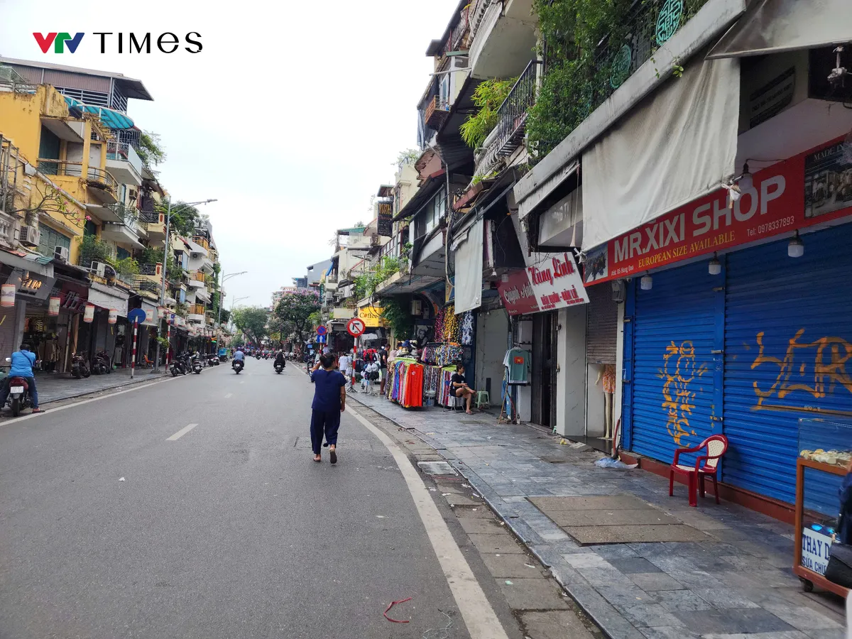 Nhiều hộ kinh doanh trên đất vàng Hà Nội đóng cửa bất thường - Ảnh 8.