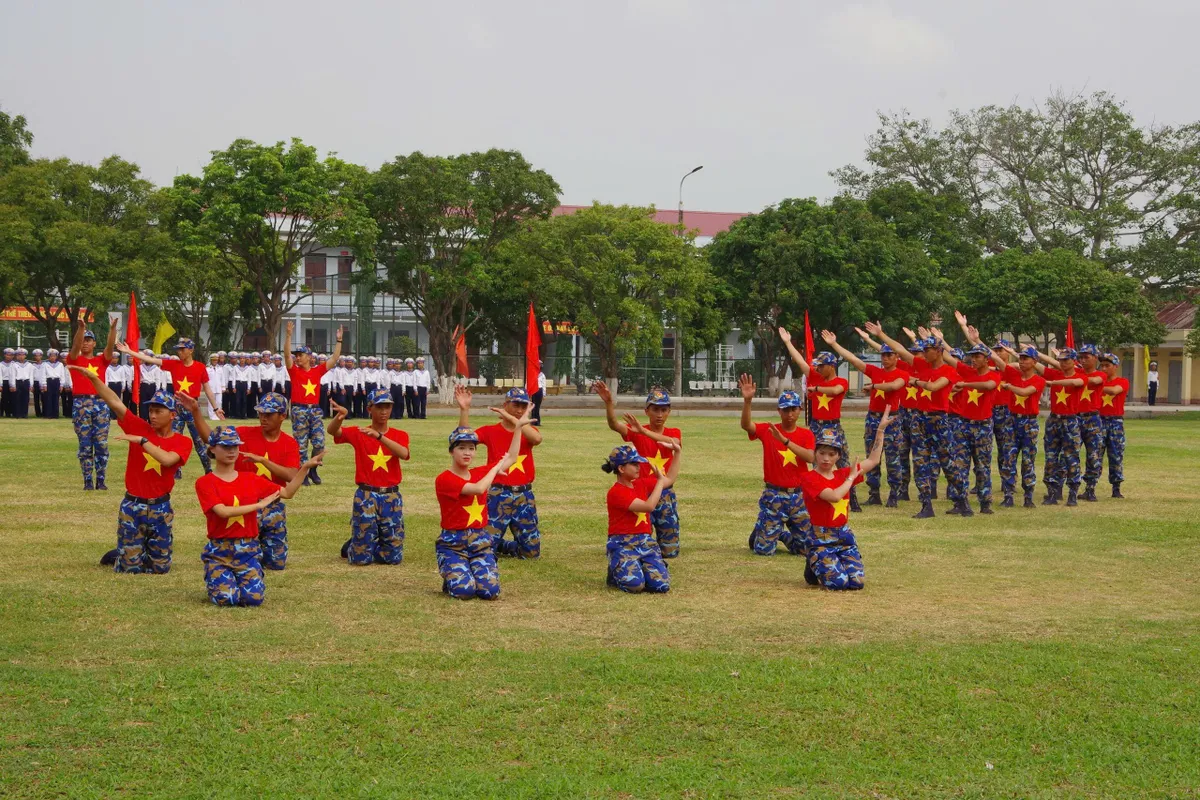 Chiến sĩ hải quân mới tuyên thệ dưới Quân kỳ Quyết thắng - Ảnh 15.