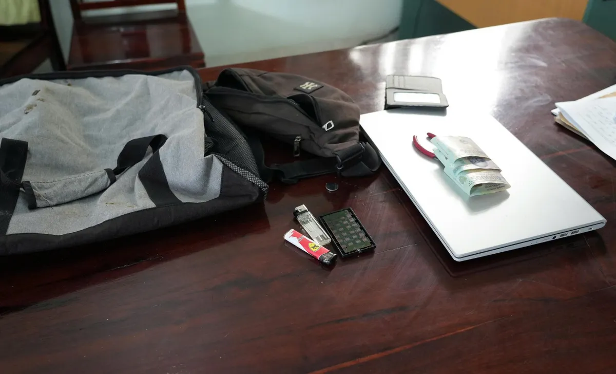 Bình Thuận: Bắt hai thiếu niên trộm vàng, laptop - Ảnh 1.