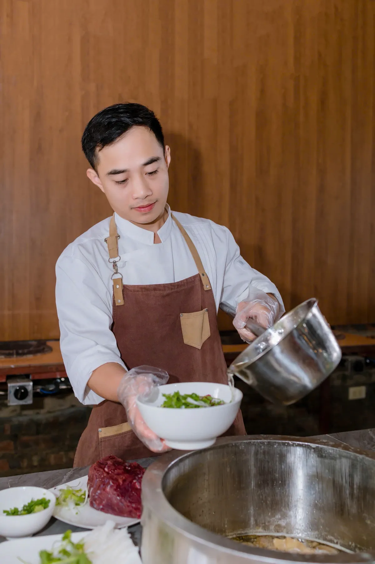 Hành trình truyền lửa đam mê nấu ăn của chàng bếp trưởng gây sốt TikTok - Ảnh 3.