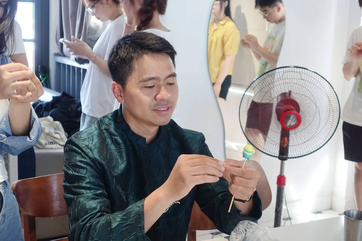 Người trẻ Hà Nội lan toả văn hoá Việt qua hoạt động nặn tò he - Ảnh 2. Người trẻ Hà Nội lan toả văn hoá Việt qua hoạt động nặn tò he - Ảnh 2.
