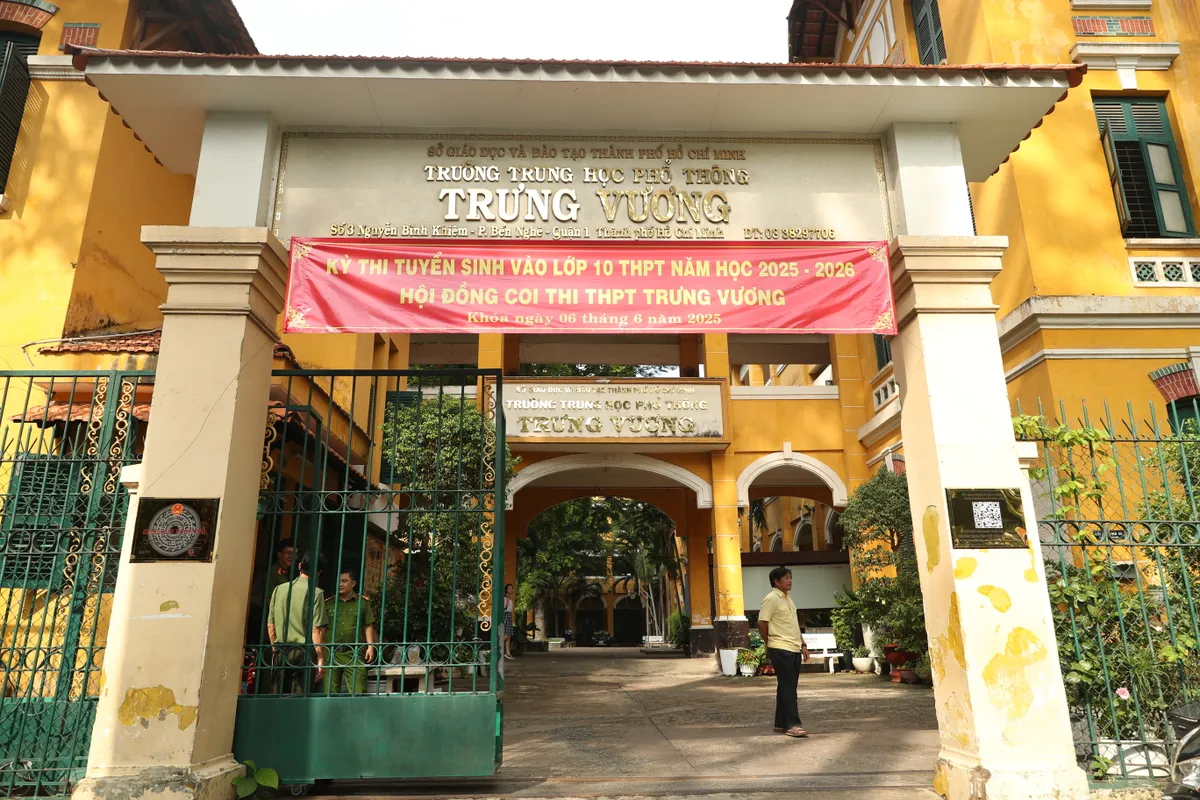 Thí sinh TP Hồ Chí Minh tự tin đạt điểm cao trước kỳ thi vào lớp 10 công lập - Ảnh 1.