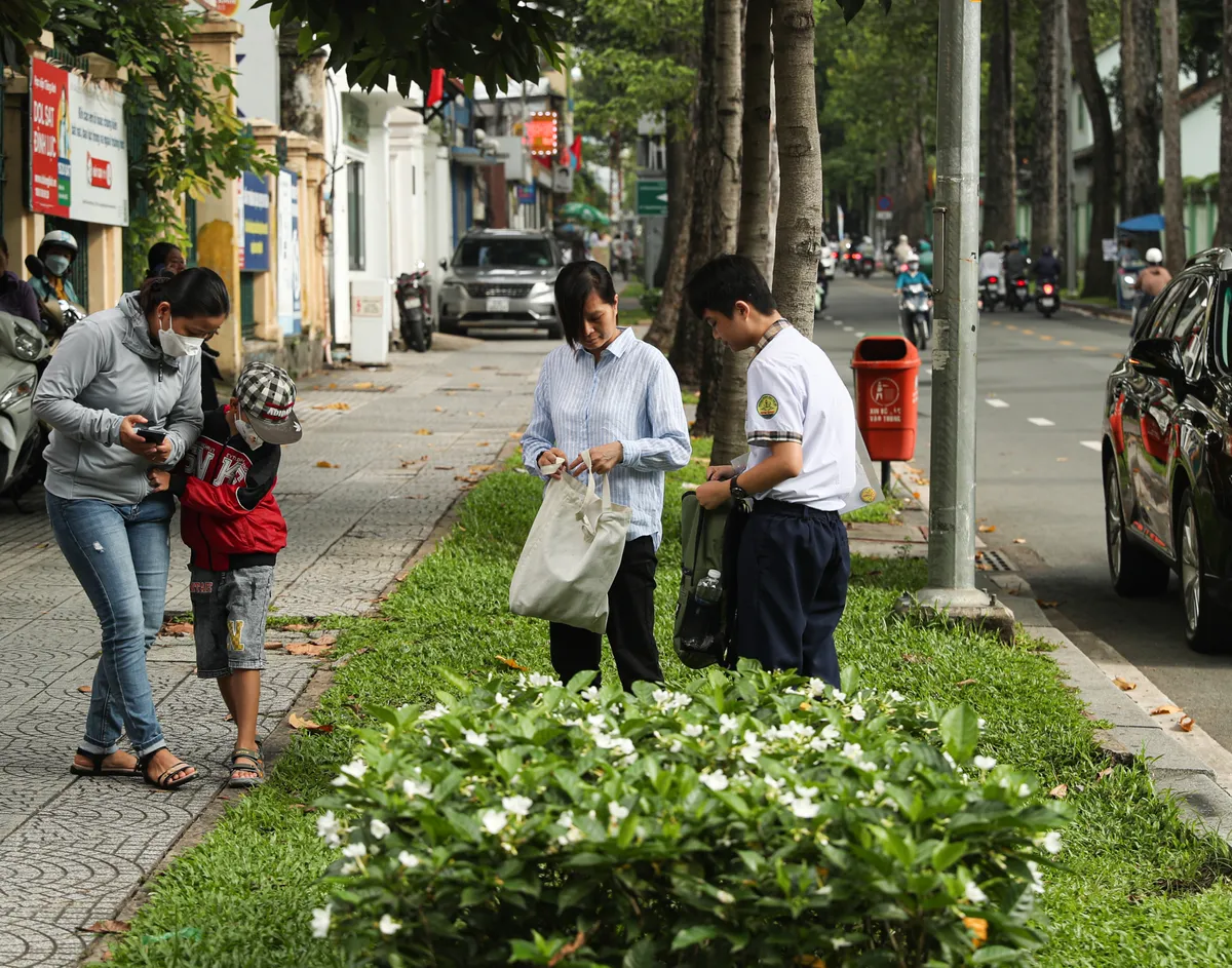 Thí sinh TP Hồ Chí Minh tự tin đạt điểm cao trước kỳ thi vào lớp 10 công lập - Ảnh 2.