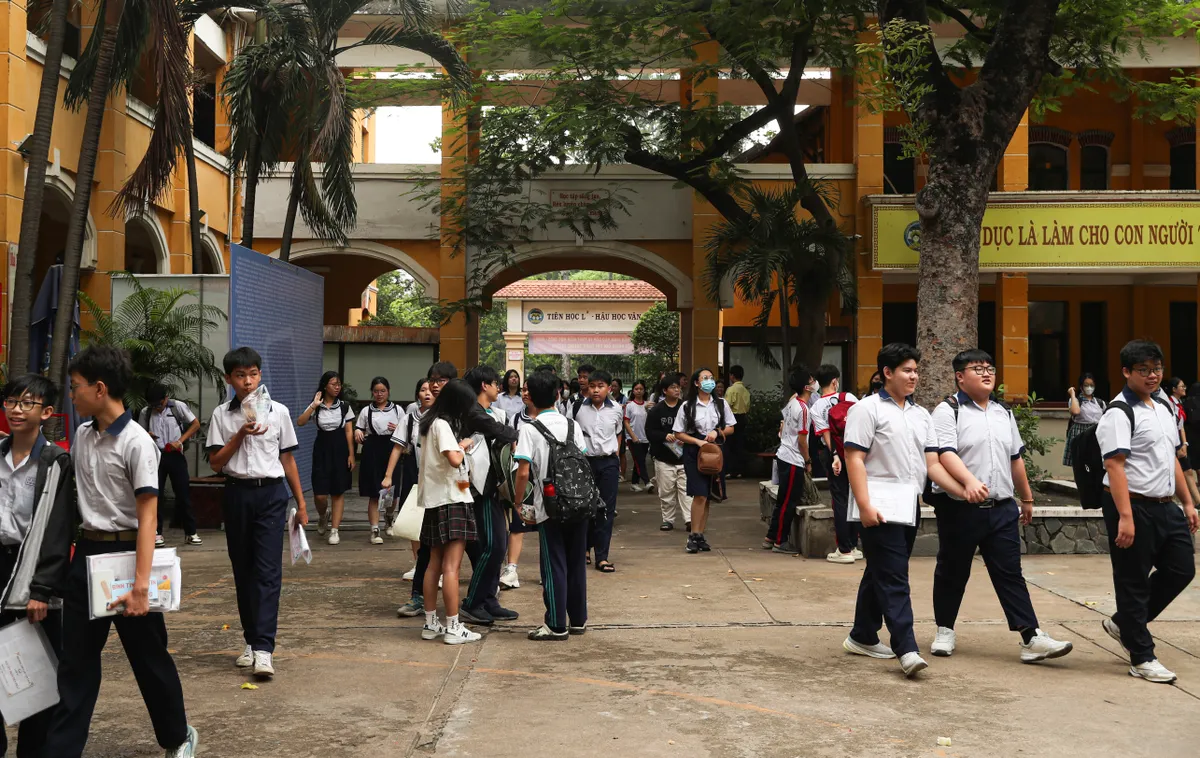 Thí sinh TP Hồ Chí Minh tự tin đạt điểm cao trước kỳ thi vào lớp 10 công lập - Ảnh 7.