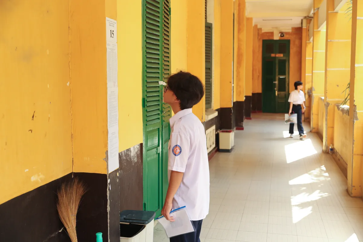 Sáng nay, kỳ thi tuyển sinh vào lớp 10 công lập ở TP Hồ Chí Minh bắt đầu - Ảnh 1.