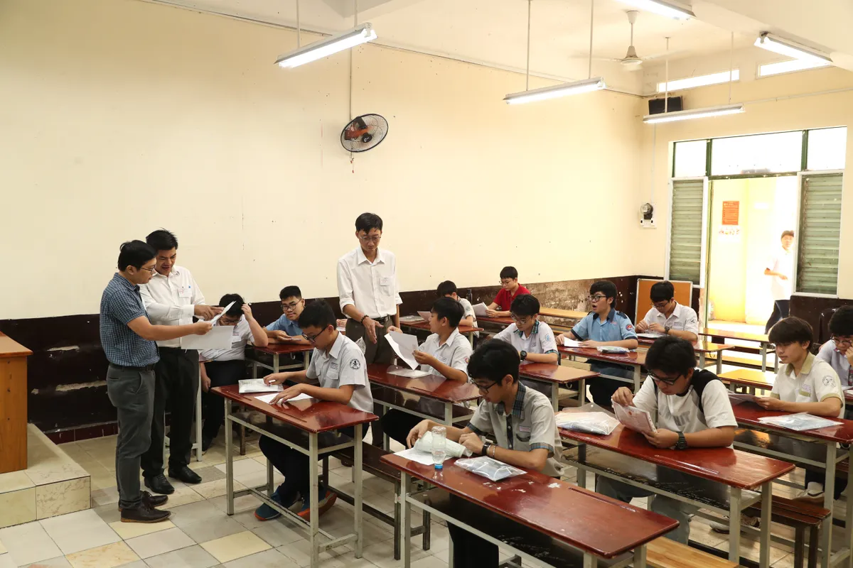 Thí sinh TP Hồ Chí Minh tự tin đạt điểm cao trước kỳ thi vào lớp 10 công lập - Ảnh 8.