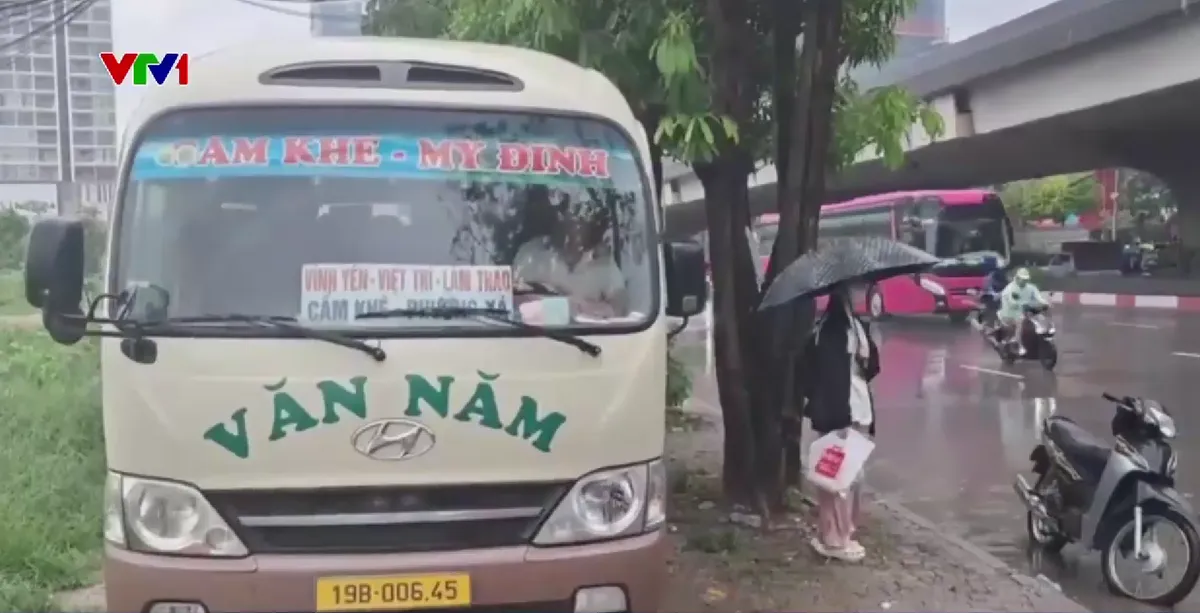 Xe dù bủa vây bến xe: Lỗ hổng trong quản lý vận tải hành khách - Ảnh 1.