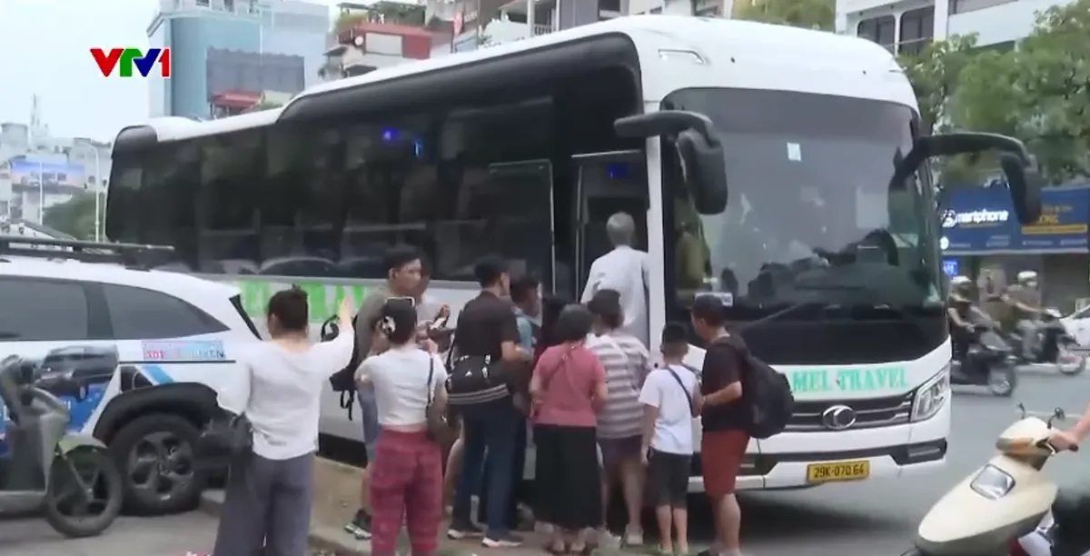 Xe dù bủa vây bến xe: Lỗ hổng trong quản lý vận tải hành khách - Ảnh 5.