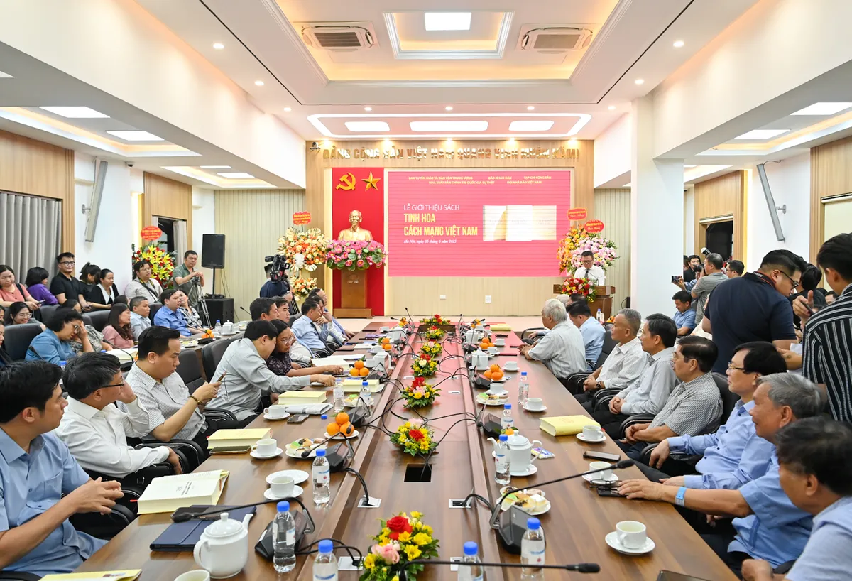 Ra mắt cuốn sách Tinh hoa cách mạng Việt Nam của nhà báo lão thành Hà Đăng - Ảnh 1.