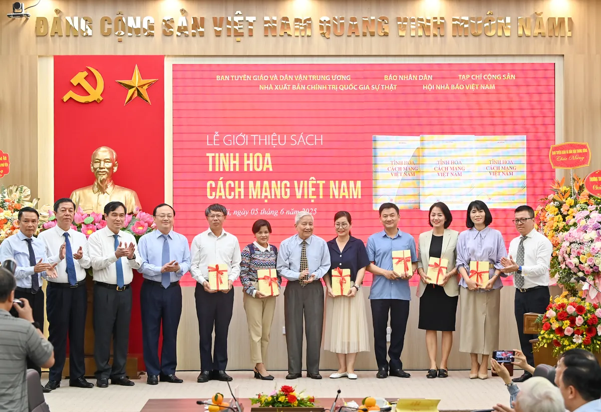 Ra mắt cuốn sách Tinh hoa cách mạng Việt Nam của nhà báo lão thành Hà Đăng - Ảnh 4.