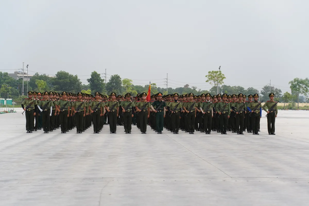 Gần 2.000 chiến sĩ công an luyện tập diễu binh ở thao trường Đại Yên - Ảnh 2.