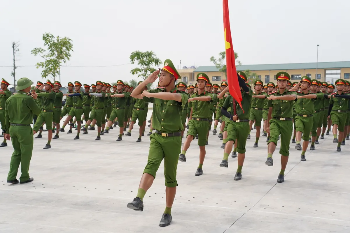 Gần 2.000 chiến sĩ công an luyện tập diễu binh ở thao trường Đại Yên - Ảnh 3.