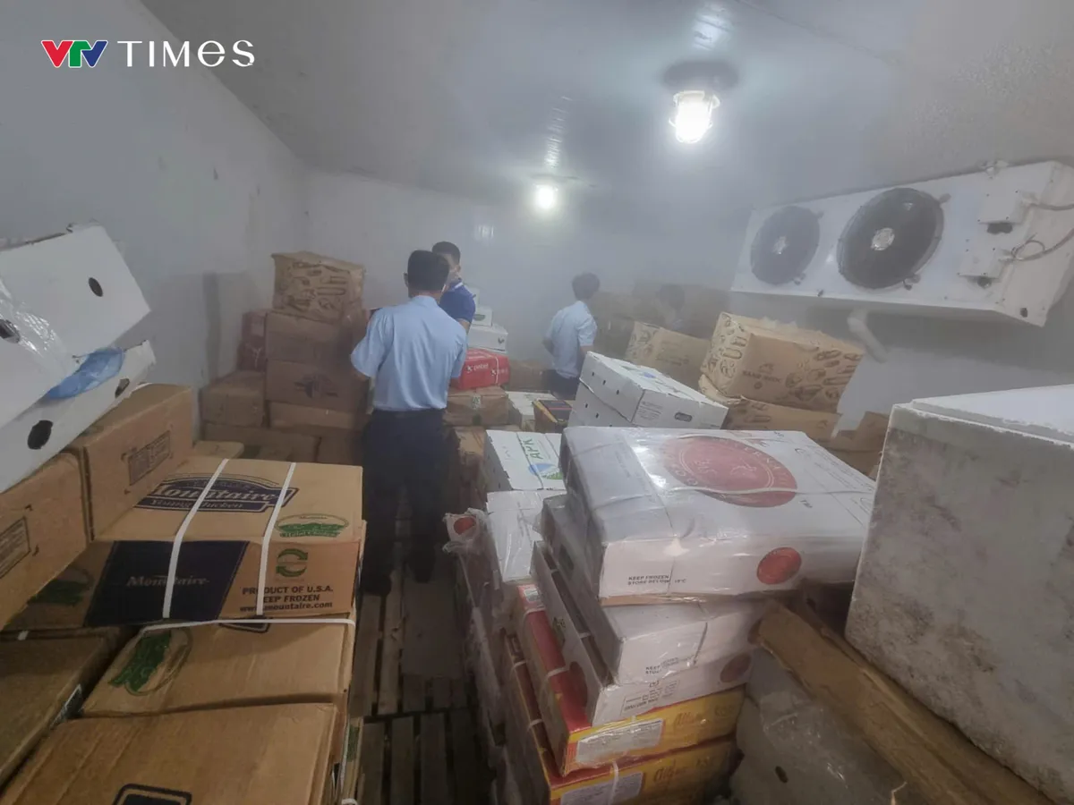 Quảng Bình: Phát hiện gần 4 tấn thực phẩm đông lạnh không rõ nguồn gốc - Ảnh 1.