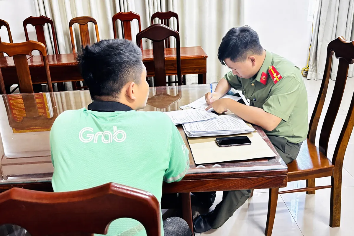 Nhận hơn 1,7 tỷ đồng từ tài khoản lạ, tài xế công nghệ tìm người trả lại - Ảnh 1.