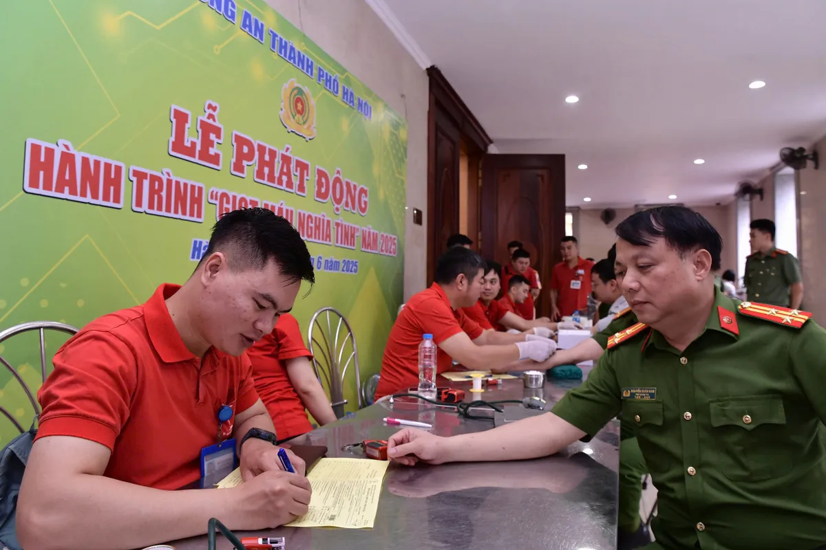 Hơn 1.000 đơn vị máu từ Công an TP Hà Nội để khởi động hành trình Giọt máu nghĩa tình 2025 - Ảnh 4.