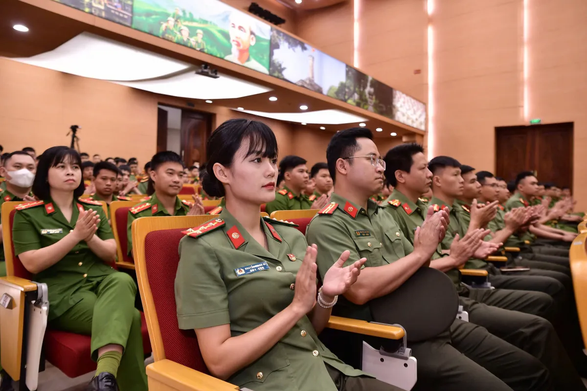 Hơn 1.000 đơn vị máu từ Công an TP Hà Nội để khởi động hành trình Giọt máu nghĩa tình 2025 - Ảnh 2.