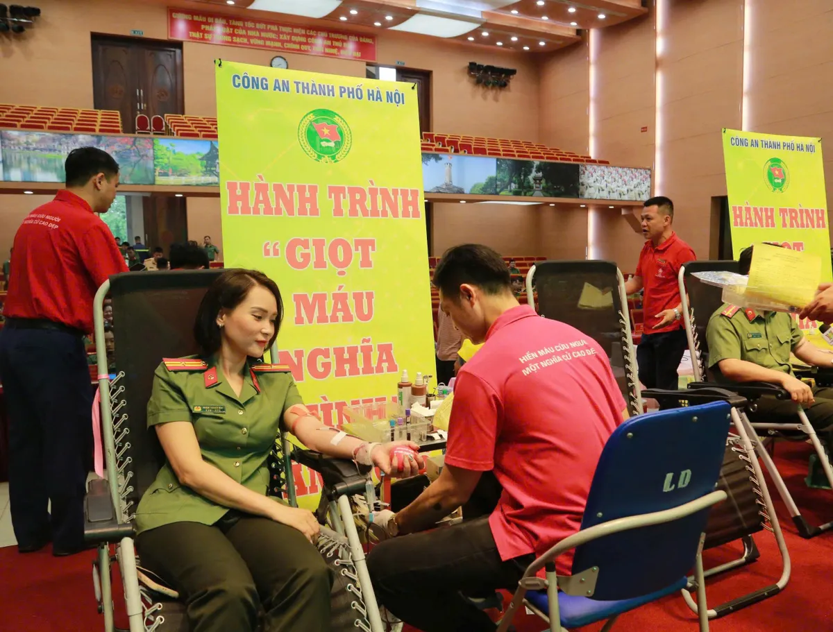 Hơn 1.000 đơn vị máu từ Công an TP Hà Nội để khởi động hành trình Giọt máu nghĩa tình 2025 - Ảnh 5.